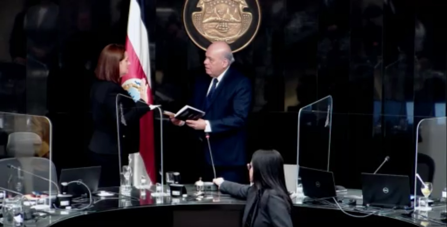 Un hombre con un micrófono
Descripción generada automáticamente con confianza baja